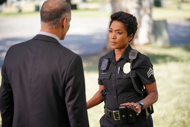 9-1-1 - Awful People - Van film - Angela Bassett