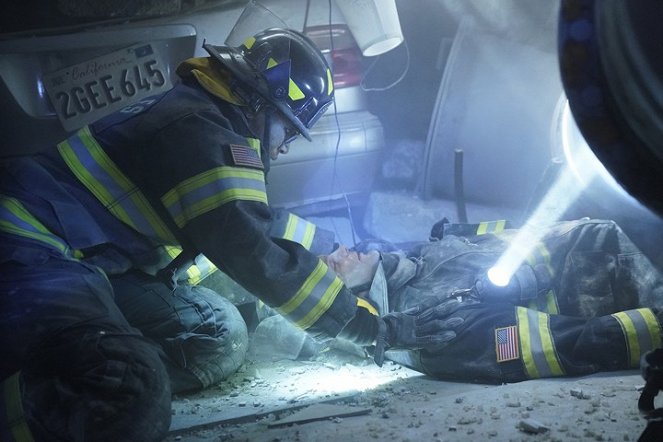 911 L.A. - Nem jön a segítség - Filmfotók - Aisha Hinds, Bryan Safi