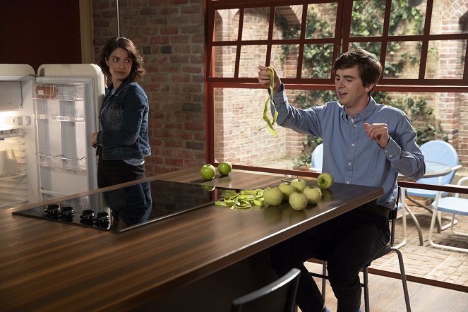 The Good Doctor - Two-Ply (or Not Two-Ply) - Photos - Paige Spara, Freddie Highmore