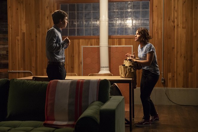 The Good Doctor - Two-Ply (or Not Two-Ply) - Photos - Freddie Highmore, Paige Spara