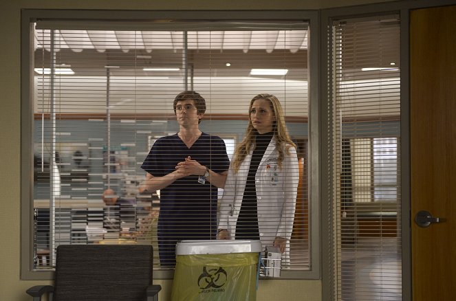 The Good Doctor - Two-Ply (or Not Two-Ply) - Photos - Freddie Highmore, Fiona Gubelmann