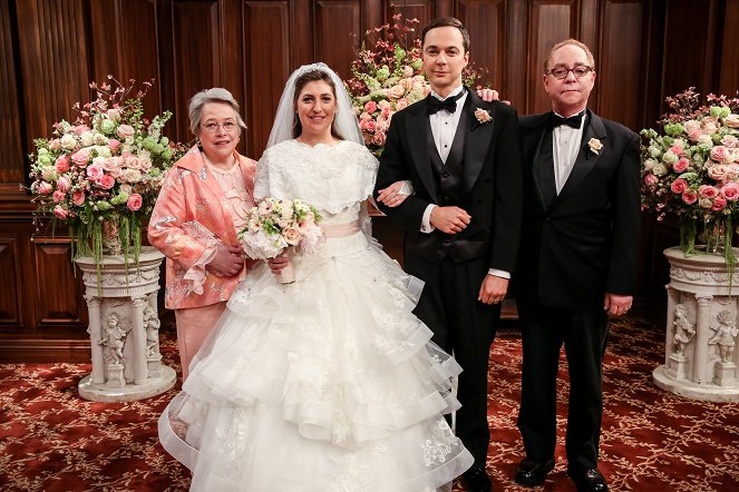 The Big Bang Theory - Die Hochzeitsüberraschung - Werbefoto - Kathy Bates, Mayim Bialik, Jim Parsons, Teller