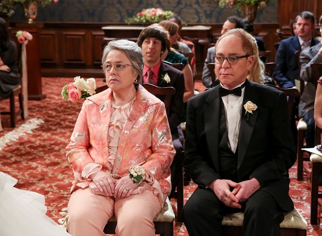The Big Bang Theory - Die Hochzeitsüberraschung - Filmfotos - Kathy Bates, Teller