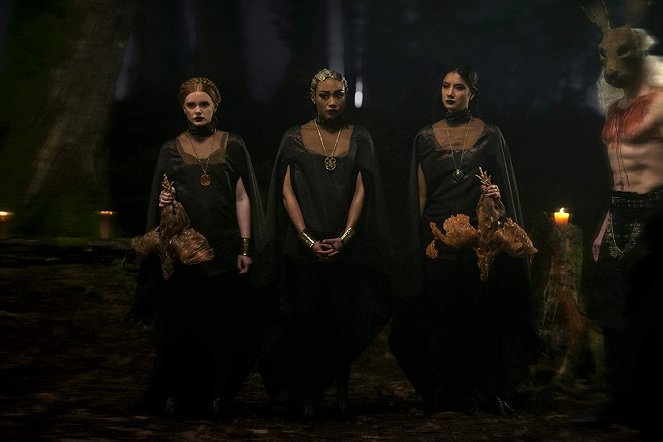 Las escalofriantes aventuras de Sabrina - Capítulo dos: El bautismo oscuro - De la película - Abigail Cowen, Tati Gabrielle, Adeline Rudolph