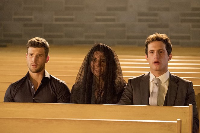 Imposters - Season 2 - Old Unresolved S... - Photos - Parker Young, Marianne Rendón, Rob Heaps