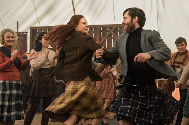 Outlander - Die Highland-Saga - Die falsche Braut - Filmfotos - Sophie Skelton, Richard Rankin
