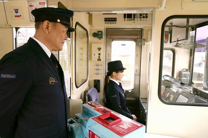 Kazoku iro: Railways – Watašitači no šuppacu - Filmfotók - Jun Kunimura, Kasumi Arimura