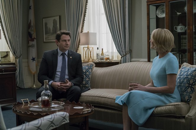 House of Cards - Chapter 65 - Photos - Derek Cecil