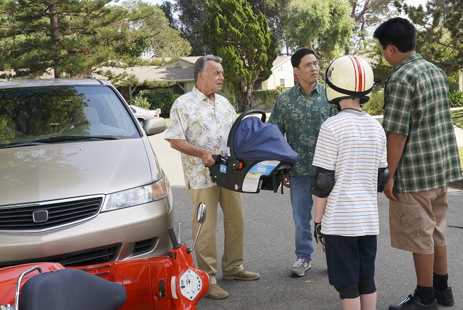 Fresh Off the Boat - Driver's Eddie - Photos - Ray Wise, Randall Park
