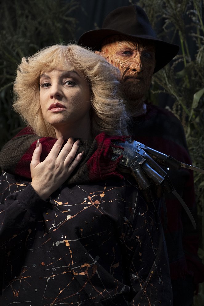 A Goldberg család - Season 6 - Késkezű - Promóció fotók - Wendi McLendon-Covey, Robert Englund