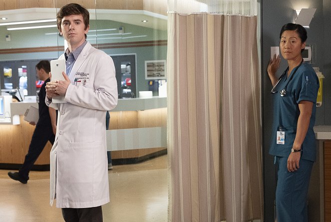 The Good Doctor - 36 godzin - Z filmu - Freddie Highmore, Liza Lapira