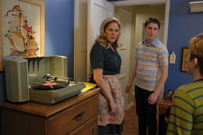 The Kids Are Alright - Pilot - Photos - Mary McCormack, Sawyer Barth