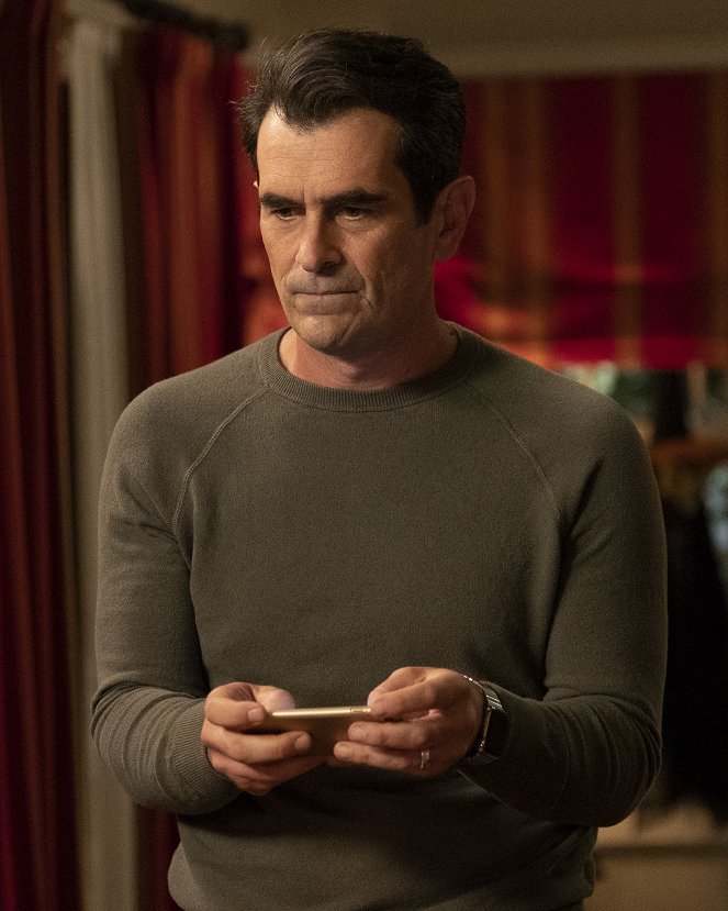 Modern Family - Season 10 - Good Grief - Photos - Ty Burrell