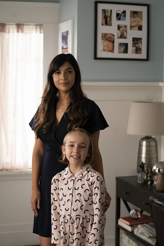 Single Parents - Season 1 - They Call Me DOCTOR Biscuits! - Del rodaje - Hannah Simone, Marlow Barkley