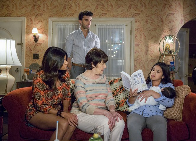 Jane the Virgin - Season 2 - Kapitel Dreiundzwanzig - Filmfotos - Andrea Navedo, Justin Baldoni, Ivonne Coll, Gina Rodriguez