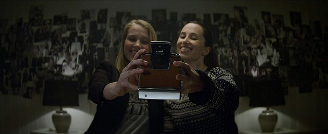 Polaroid - Do filme - Thea Sofie Loch Næss, Annika Witt