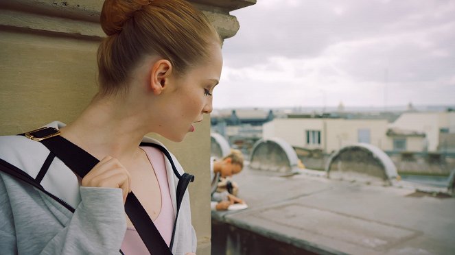 Najdi si mě v Paříži - La Pression monte - Z filmu - Hannah Dodd, Jessica Lord