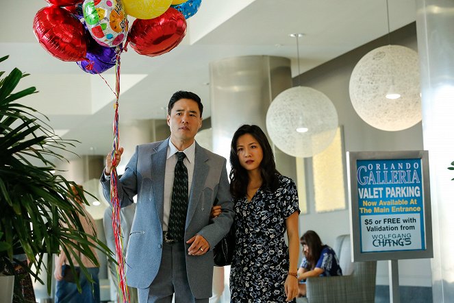 Bienvenue chez les Huang - Les Nouilles d'anniversaire - Film - Randall Park, Constance Wu