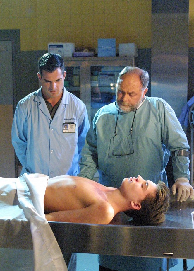 CSI: Crime Scene Investigation - Season 2 - Overload - Photos - George Eads, Robert David Hall, Zane Holtz