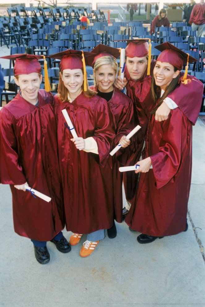Buffy, a vámpírok réme - Season 3 - Az érettségi ünnepség 2. - Promóció fotók - Seth Green, Alyson Hannigan, Sarah Michelle Gellar, Nicholas Brendon, Charisma Carpenter