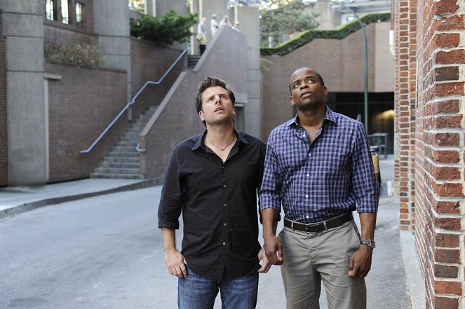Psych - Extradition II: The Actual Extradition Part - Van film - James Roday Rodriguez, Dulé Hill