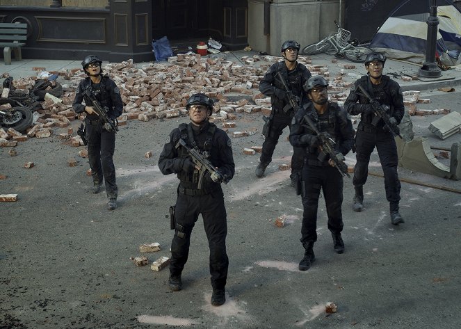 SWAT - Különleges egység - Season 2 - Rengés - Filmfotók - Lina Esco, Kenny Johnson