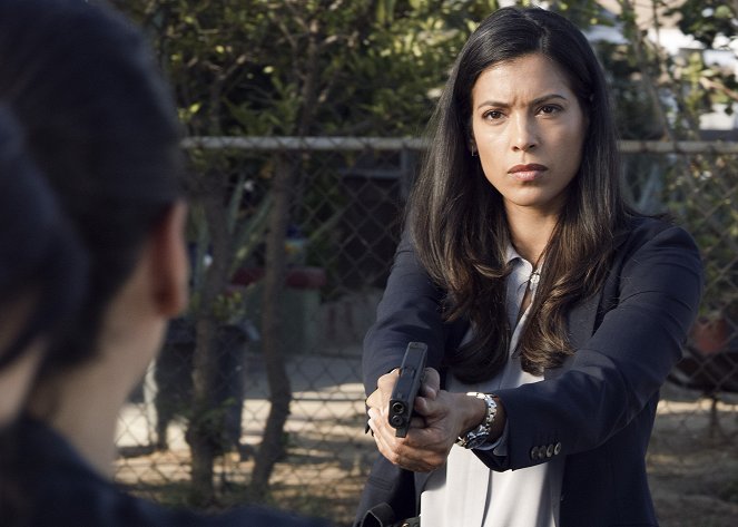 S.W.A.T. - Season 2 - Gasoline Drum - Do filme - Stephanie Sigman