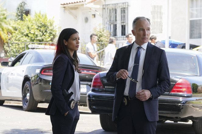 S.W.A.T. - Season 2 - Omega One - Filmfotos - Stephanie Sigman, Patrick St. Esprit