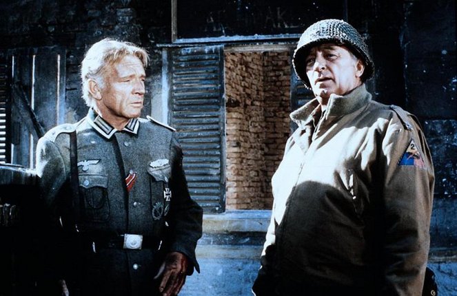 Válečný kříž - Z filmu - Richard Burton, Robert Mitchum