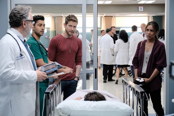 The Resident - Season 2 - Heart in a Box - Photos - Manish Dayal, Matt Czuchry, Daniella Alonso