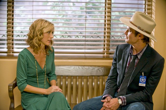 Justified: Bez przebaczenia - Riverbrook - Z filmu - Natalie Zea, Timothy Olyphant