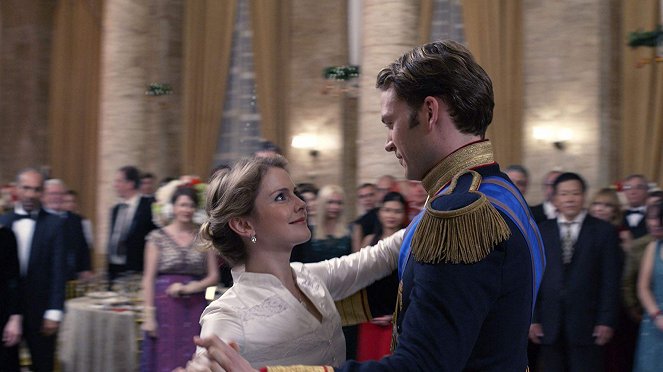 Egy herceg karácsonyra: Királyi esküvő - Filmfotók - Rose McIver, Ben Lamb