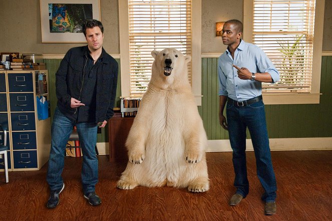 Psíquico - Un oso muerto que aún camina - De la película - James Roday Rodriguez, Agee the Polar Bear, Dulé Hill