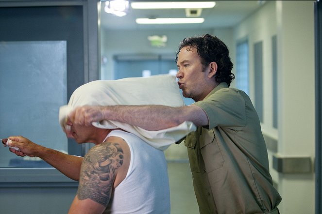 Leverage - Season 3 - The Jailhouse Job - Photos - Timothy Hutton