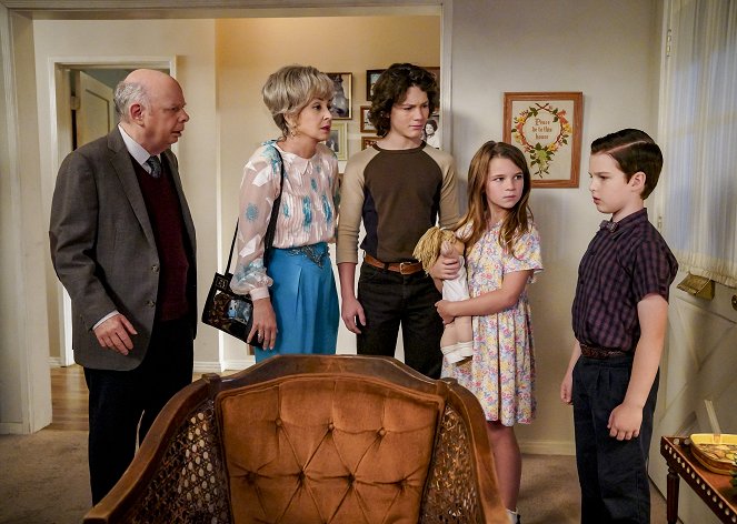 Jovem Sheldon - A dinâmica da família e um Fiero vermelho - Do filme - Wallace Shawn, Annie Potts, Montana Jordan, Raegan Revord, Iain Armitage