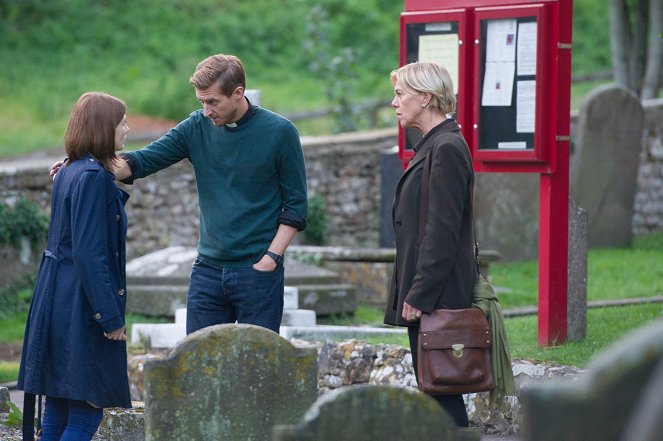 Broadchurch - The End Is Where It Begins - Episode 3 - Photos - Arthur Darvill, Carolyn Pickles