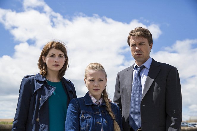 Broadchurch - The End Is Where It Begins - Episode 1 - Promóció fotók - Jodie Whittaker, Charlotte Beaumont, Andrew Buchan