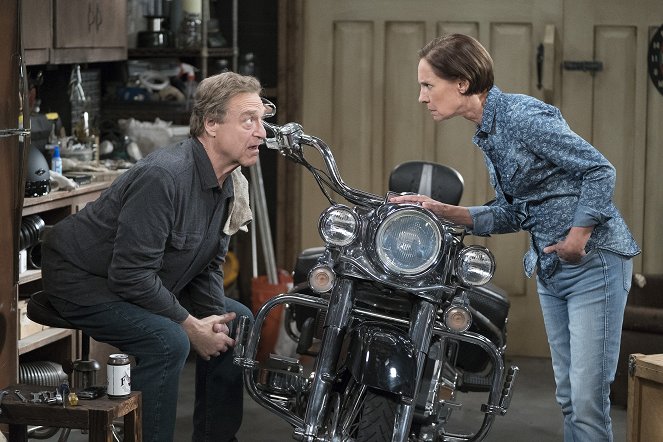 The Conners - The Separation of Church and Dan - Photos - John Goodman, Laurie Metcalf