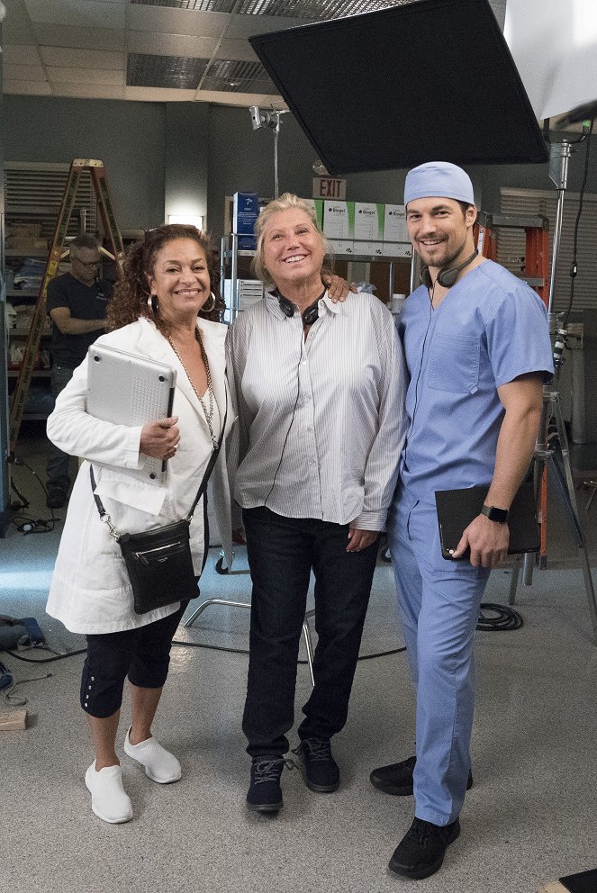 Anatomía de Grey - Season 15 - Blowin' in the Wind - Del rodaje - Debbie Allen, Giacomo Gianniotti