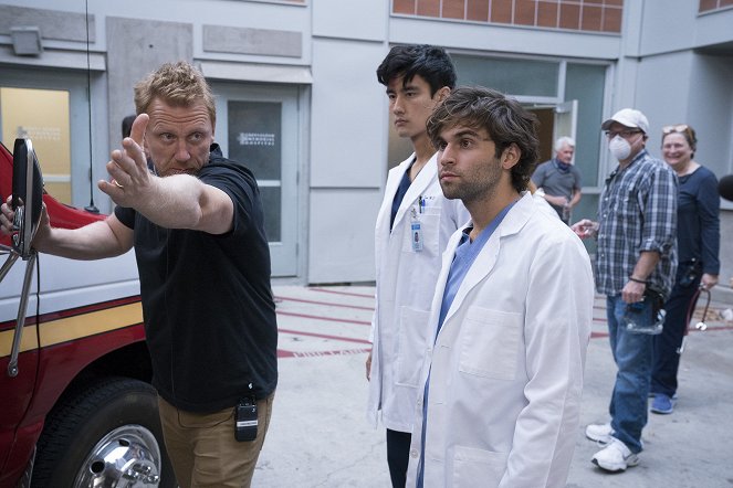 Grey's Anatomy - Blowin' in the Wind - Van de set - Kevin McKidd, Alex Landi, Jake Borelli