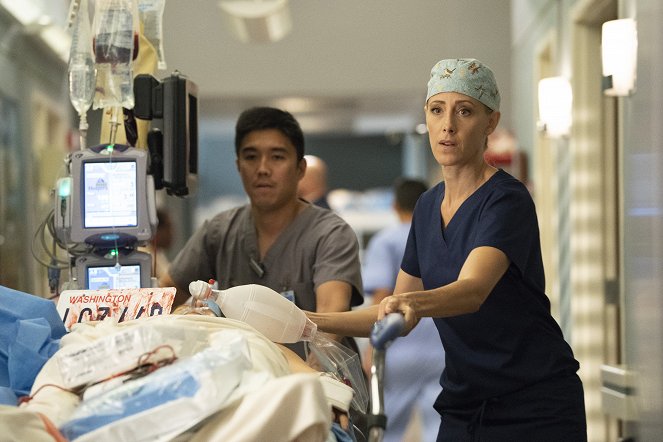Grey's Anatomy - Season 15 - Blowin' in the Wind - Photos - Kim Raver