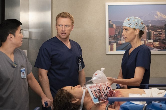 Grey's Anatomy - Season 15 - Blowin' in the Wind - Photos - Kevin McKidd, Kim Raver