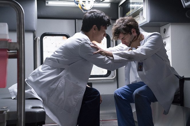 Grey's Anatomy - Die jungen Ärzte - Season 15 - Ein Sturm zieht auf (1) - Filmfotos - Alex Landi, Jake Borelli
