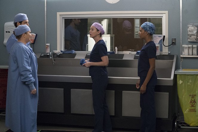 Chirurdzy - Season 15 - Niesione przez wiatr - Z filmu - Jaicy Elliot, Ellen Pompeo, Kelly McCreary