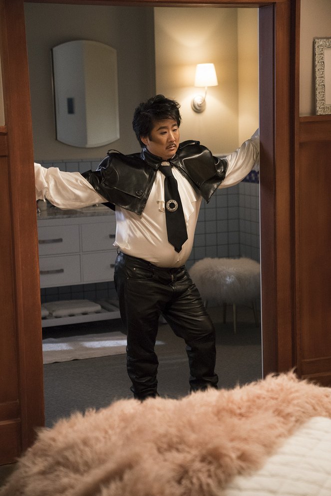 Splitting Up Together - Season 2 - Asking for a Friend - Photos - Bobby Lee