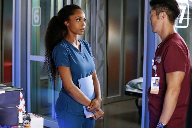 Chicago Med - Lesser of Two Evils - Photos - Yaya DaCosta, Brian Tee