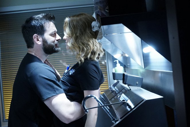Chicago Med - Play By My Rules - Kuvat elokuvasta - Colin Donnell, Norma Kuhling