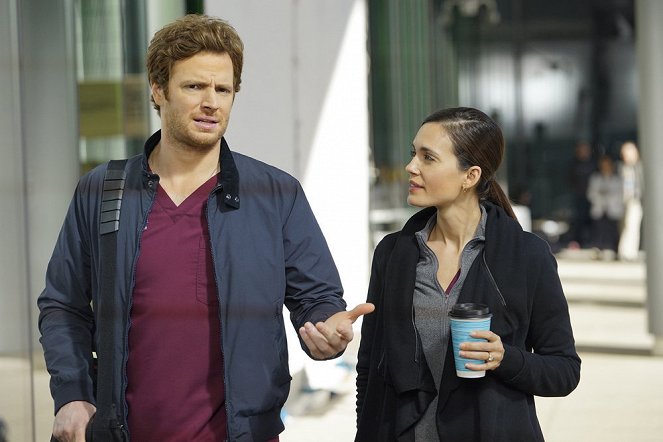 Chicago Med - Play By My Rules - Photos - Nick Gehlfuss, Torrey DeVitto