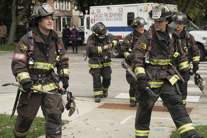 Chicago Fire - Uniwersalne rozwiązanie - Z filmu - Taylor Kinney, Jesse Spencer