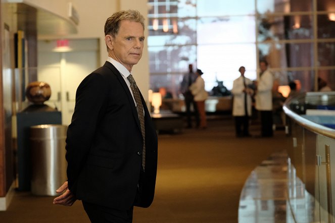 The Resident - Panne de courant - Film - Bruce Greenwood
